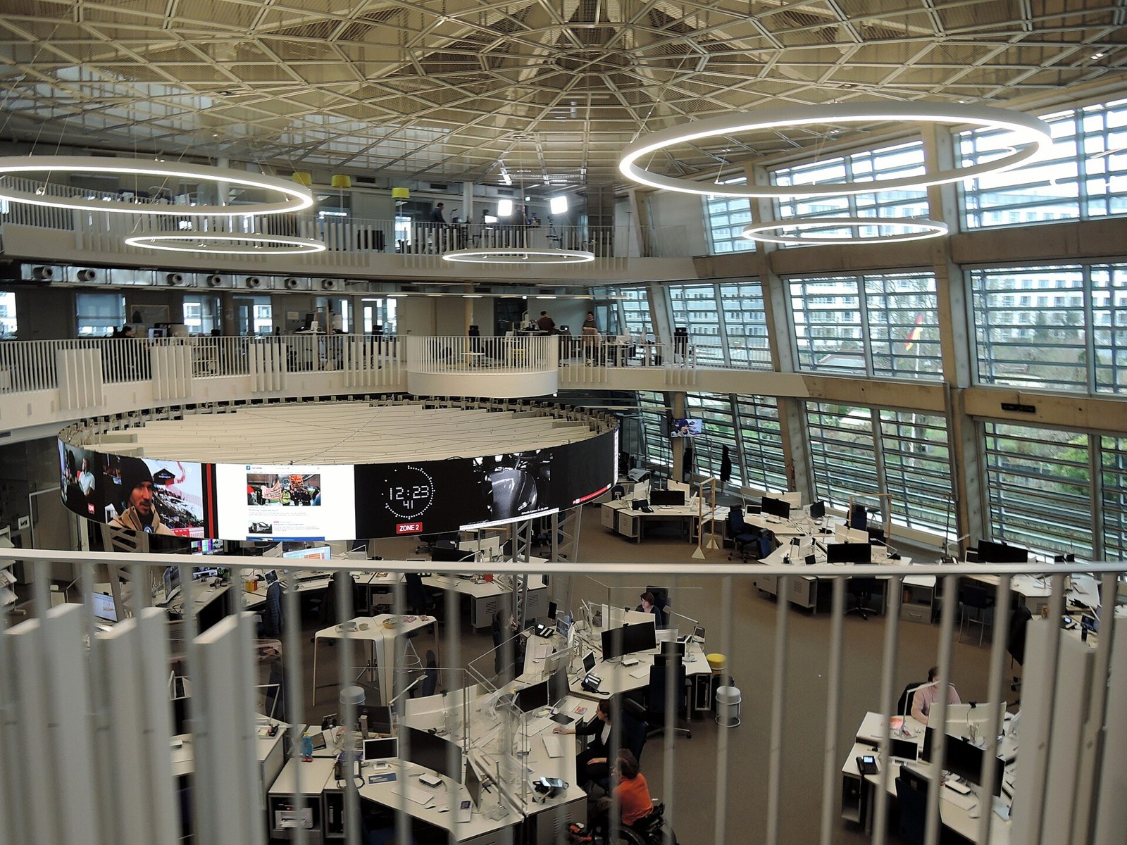 Sala de redacción de ARD aktuell: el trabajo detrás de la información.