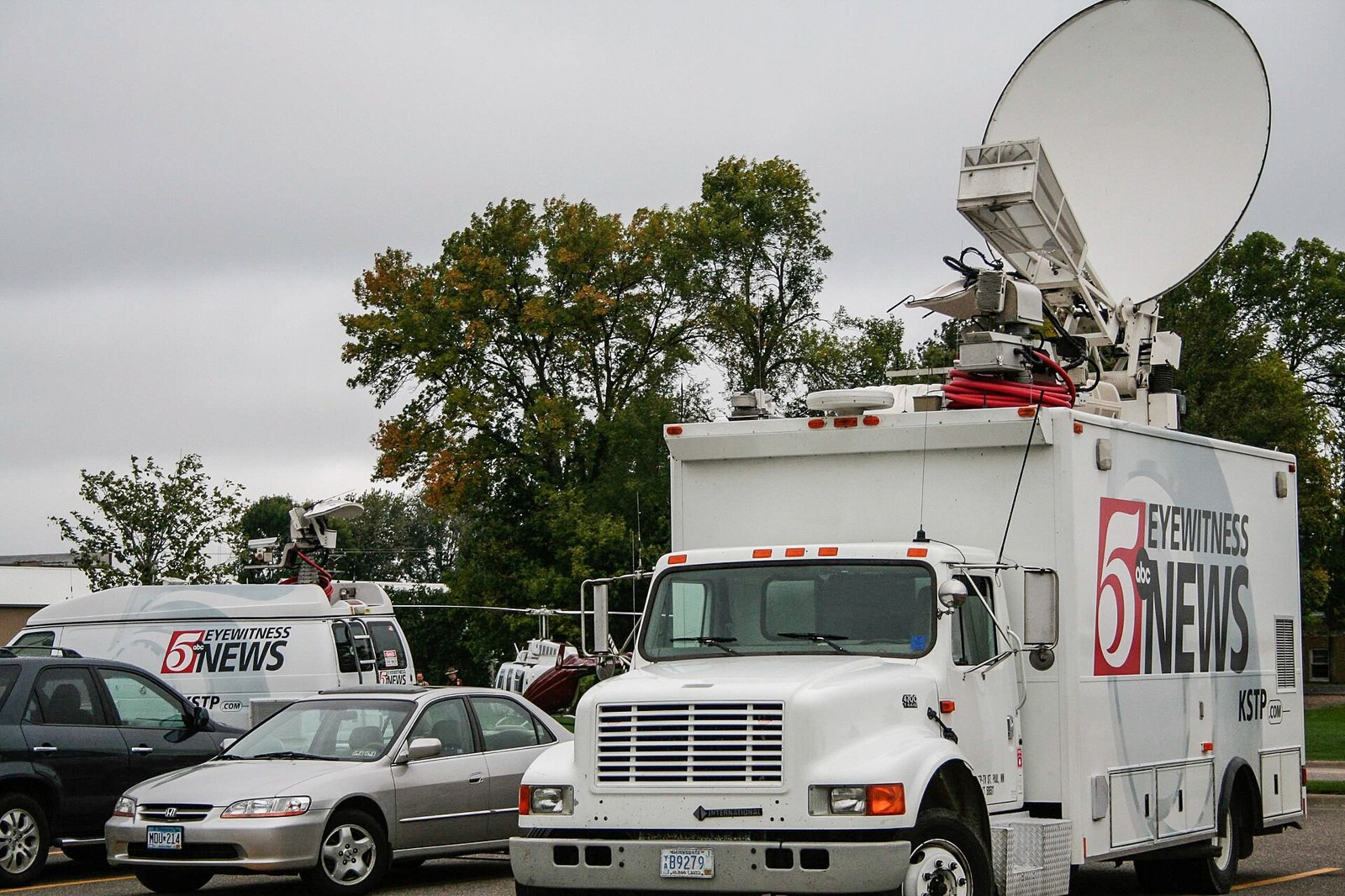 Unidad móvil de transmisión satelital de KSTP.