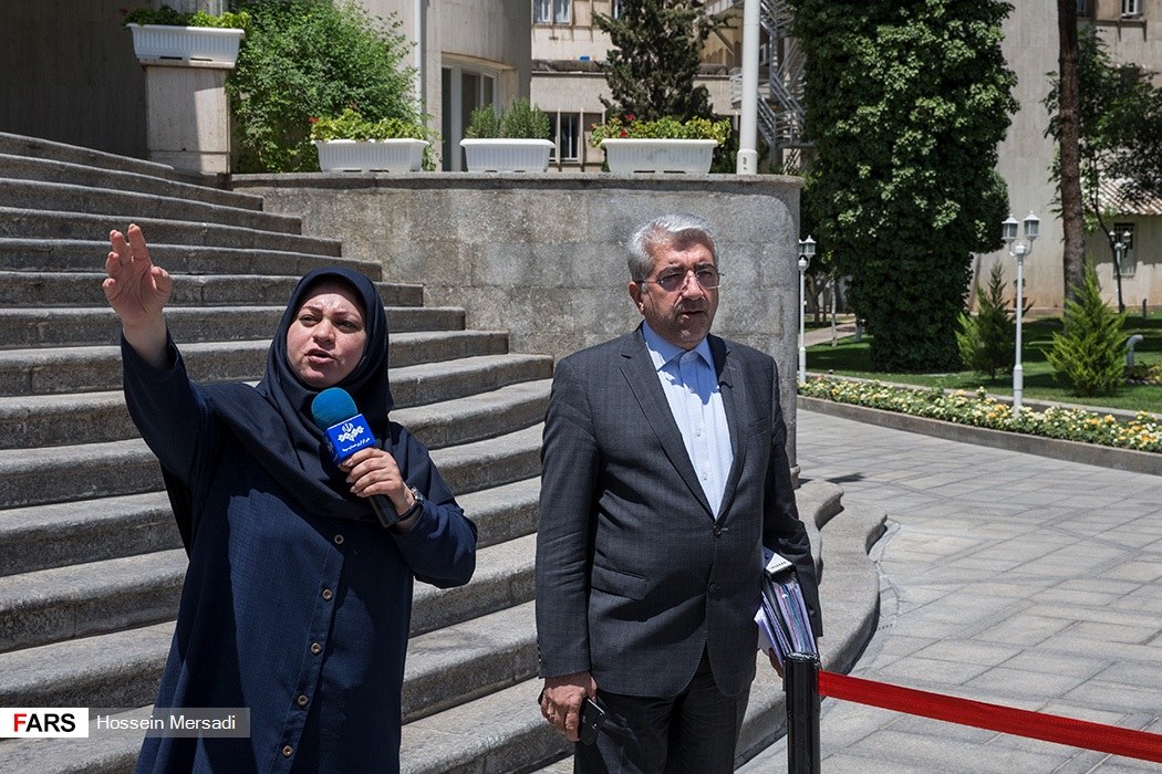 Periodista realizando una entrevista en Irán.