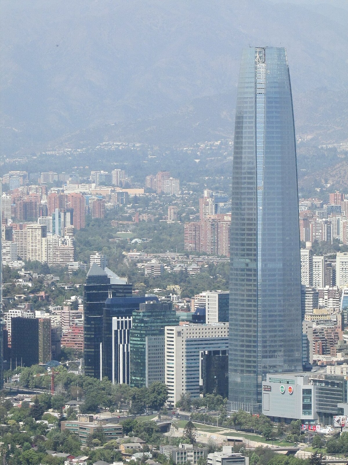 Vista urbana de Santiago con la torre Costanera Center.
