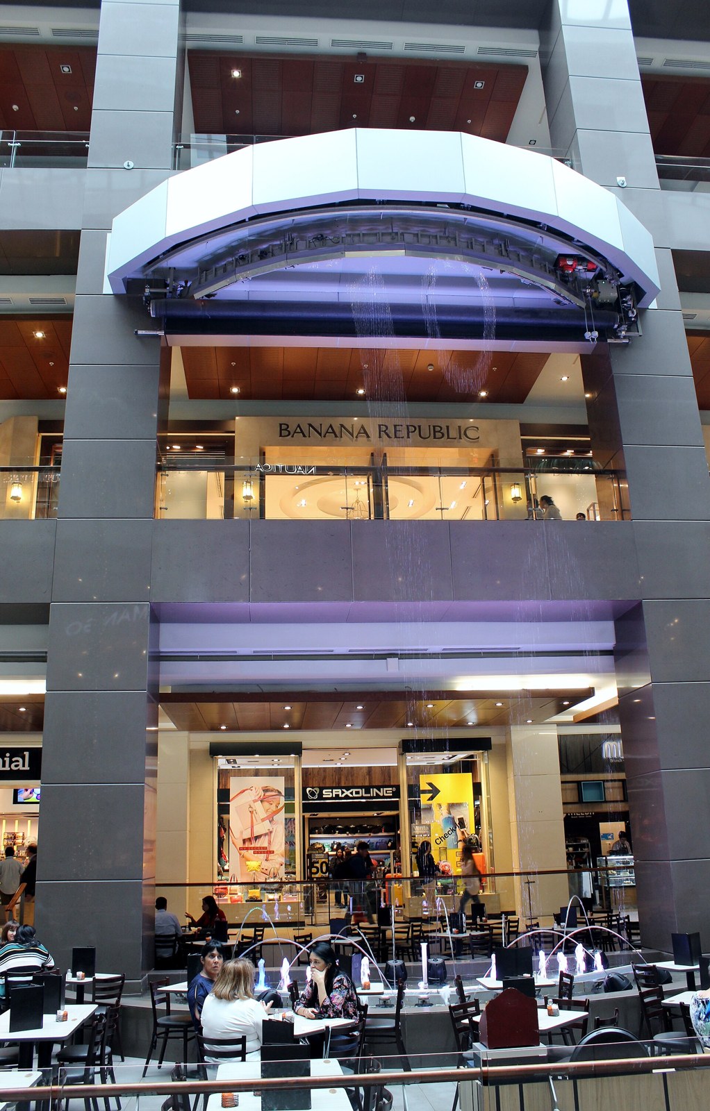 Interior del centro comercial Costanera Center, Santiago.