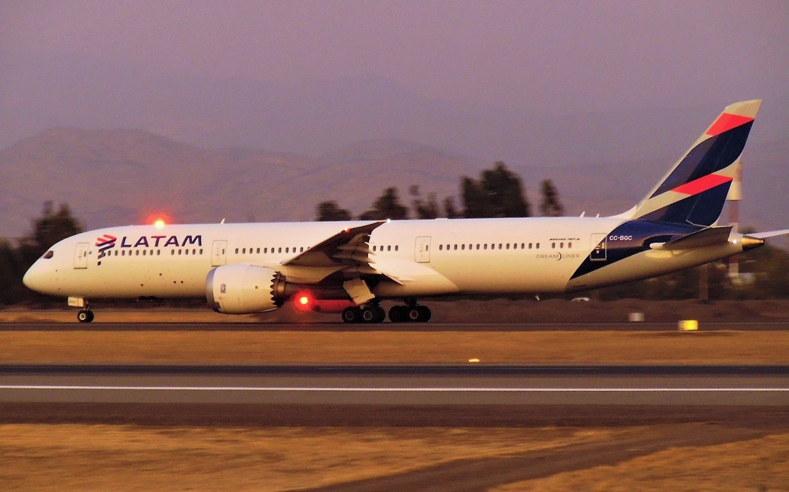 Boeing 787 de LATAM Chile en el aeropuerto de Santiago.