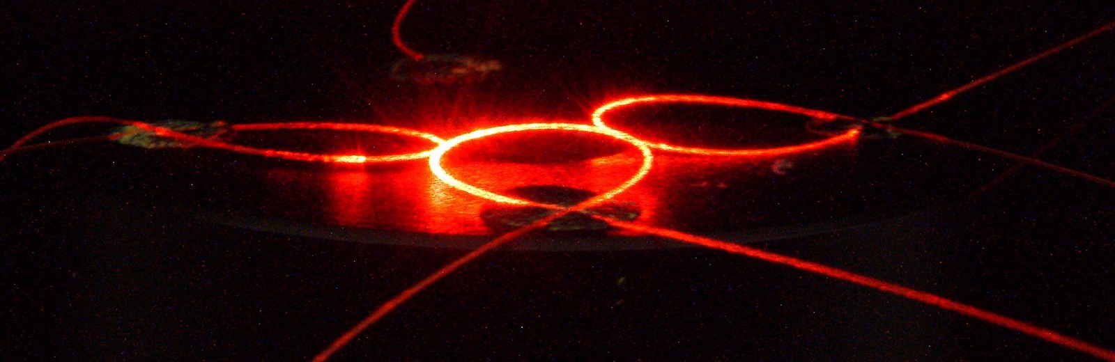 Luz guiada a través de fibra óptica: una demostración de sus propiedades de transmisión.