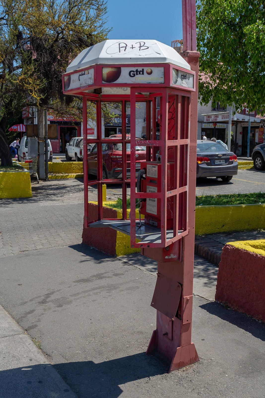 Cabina telefónica de Gtd en Las Condes, Santiago. Imagen de contexto sobre la compañía.