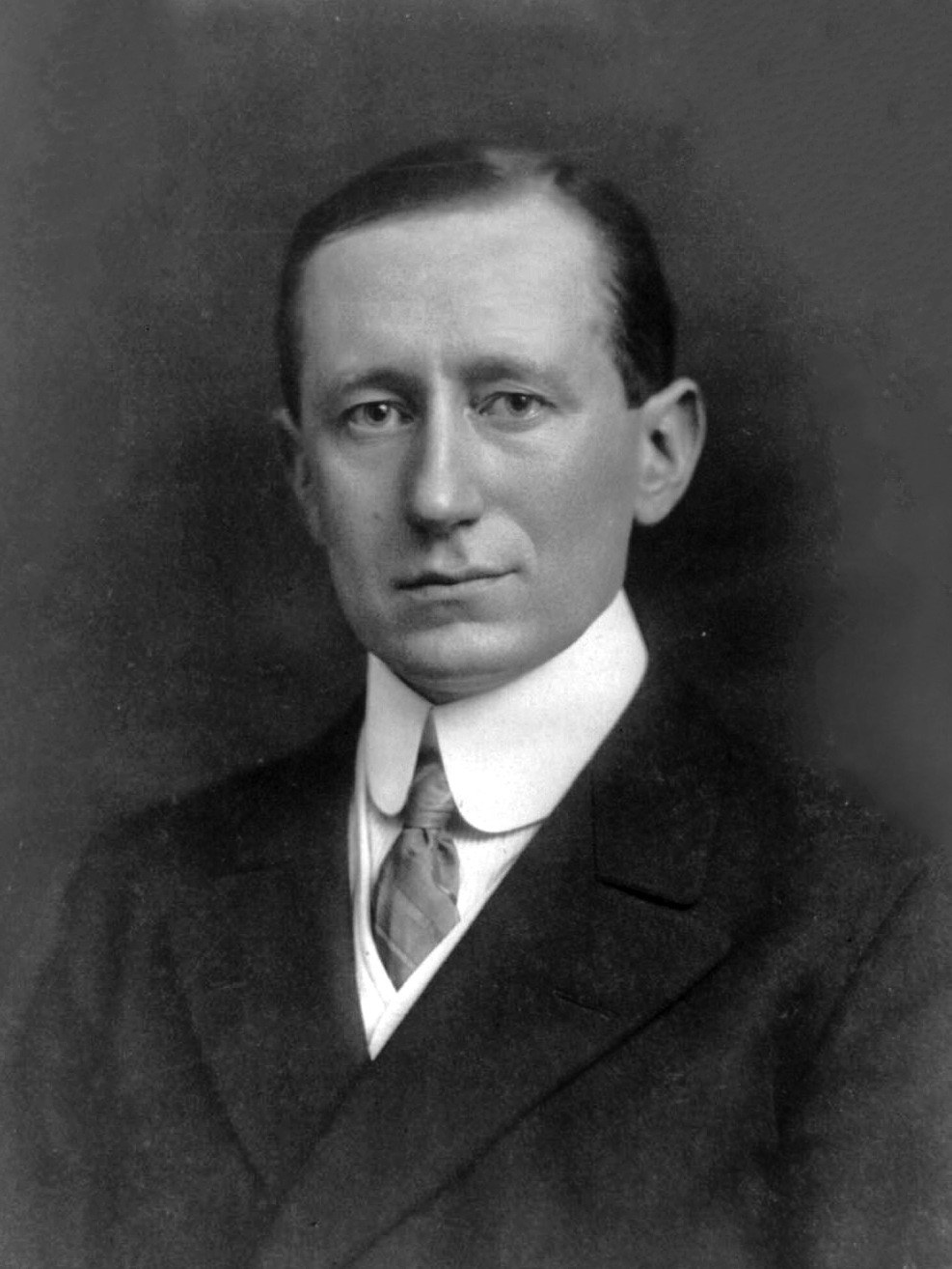 Guglielmo Marconi, pionero de las comunicaciones inalámbricas.