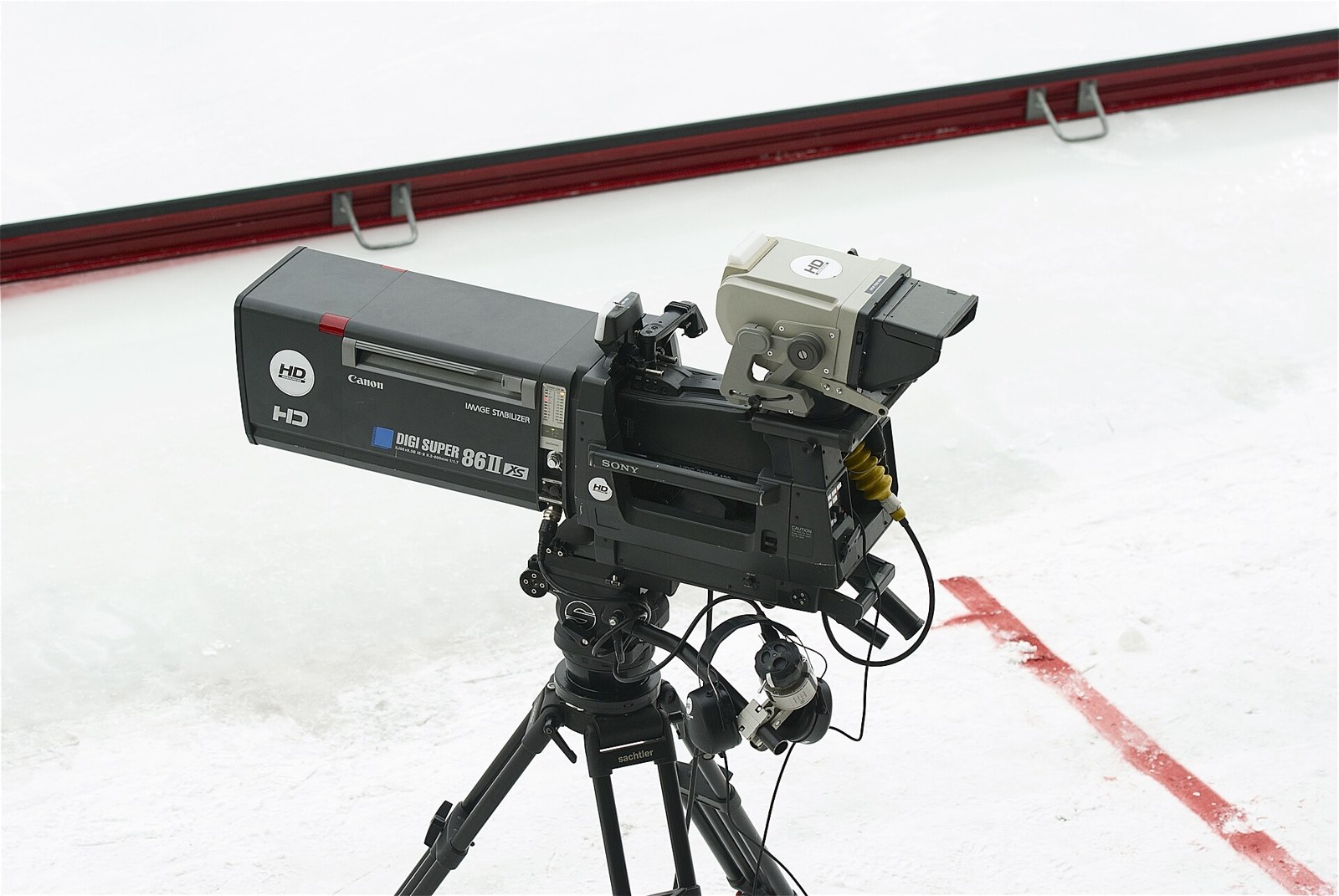 Cámara profesional Sony equipada con óptica de transmisión televisiva.