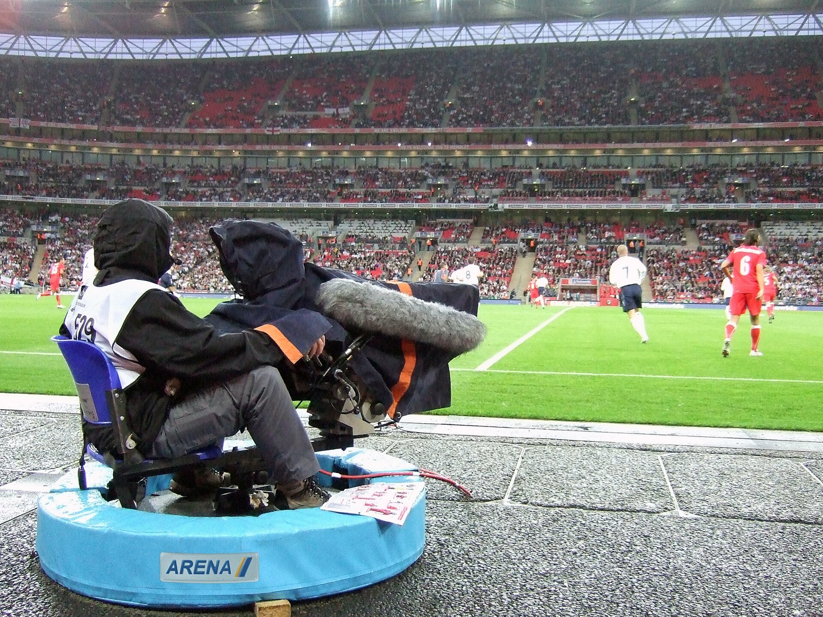 Cámara de transmisión televisiva en el estadio de Wembley.