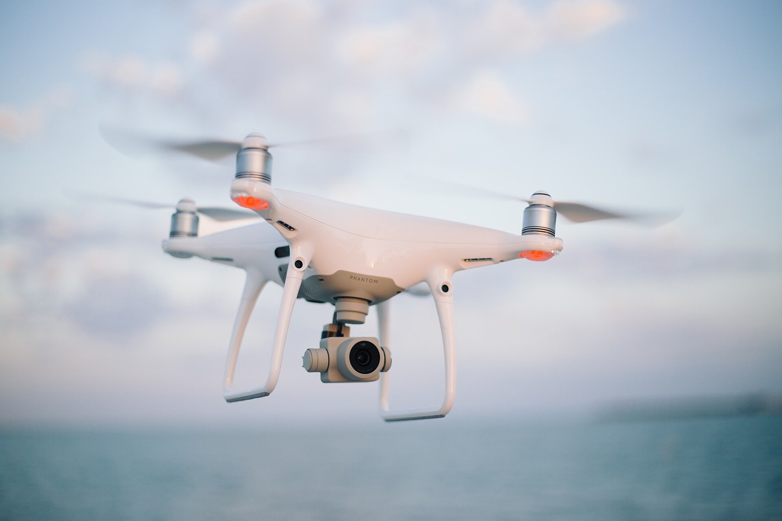 Dron cuadricóptero con cámara durante el vuelo.